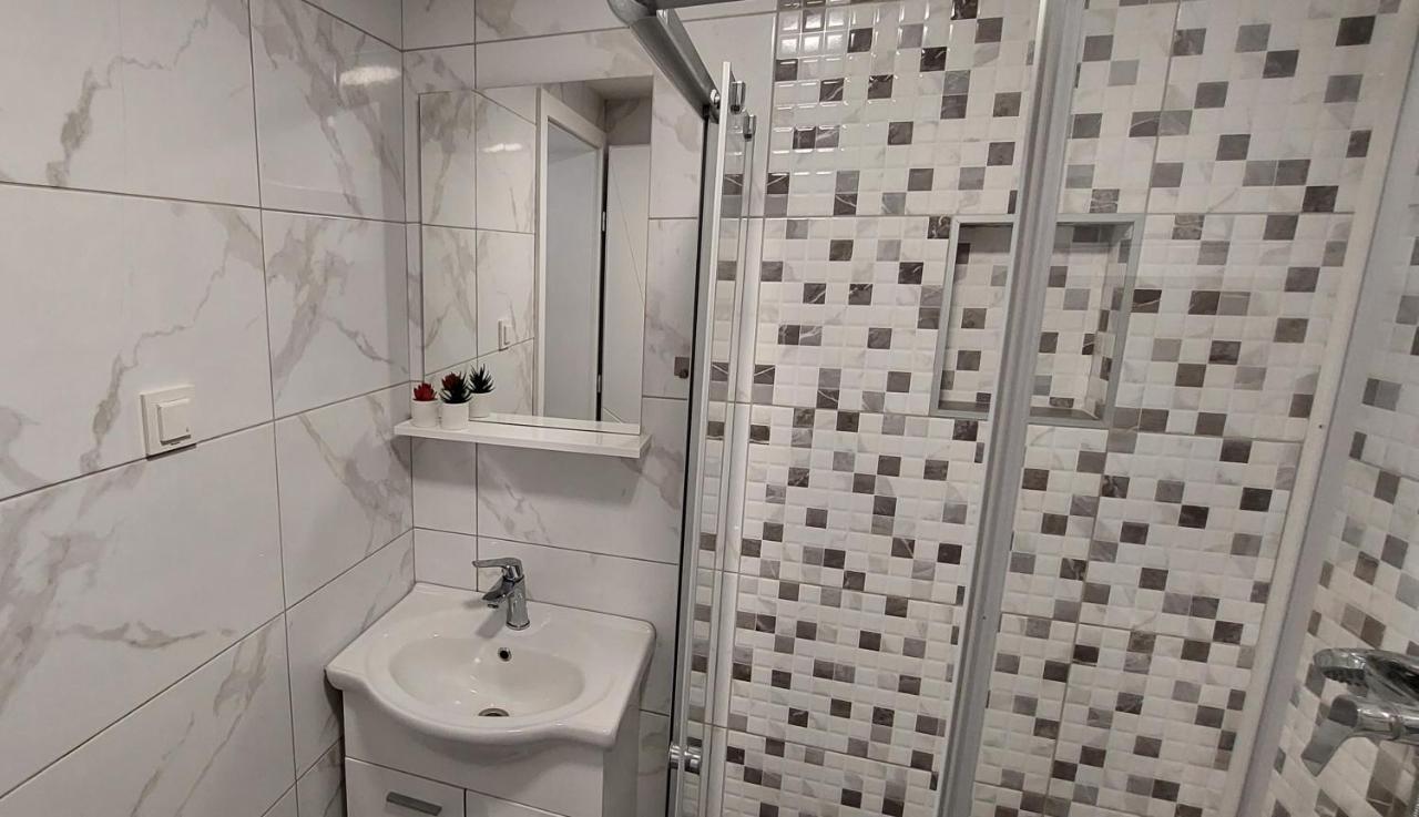 Vip Deluxe Apartment Arian Новалья Экстерьер фото