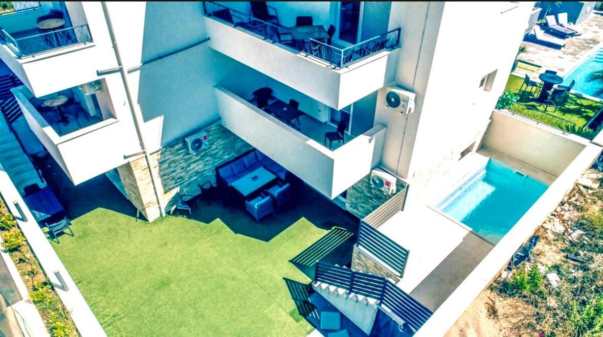 Vip Deluxe Apartment Arian Новалья Экстерьер фото