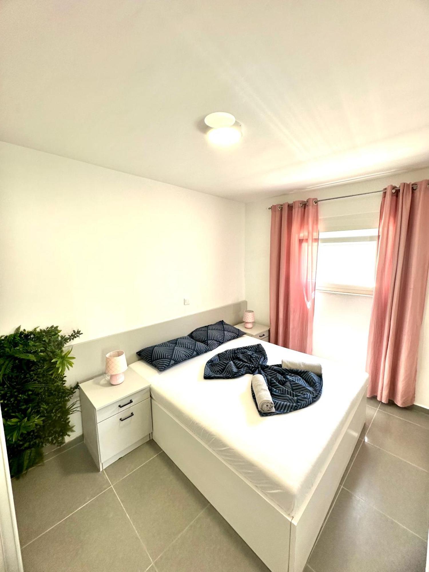 Vip Deluxe Apartment Arian Новалья Экстерьер фото