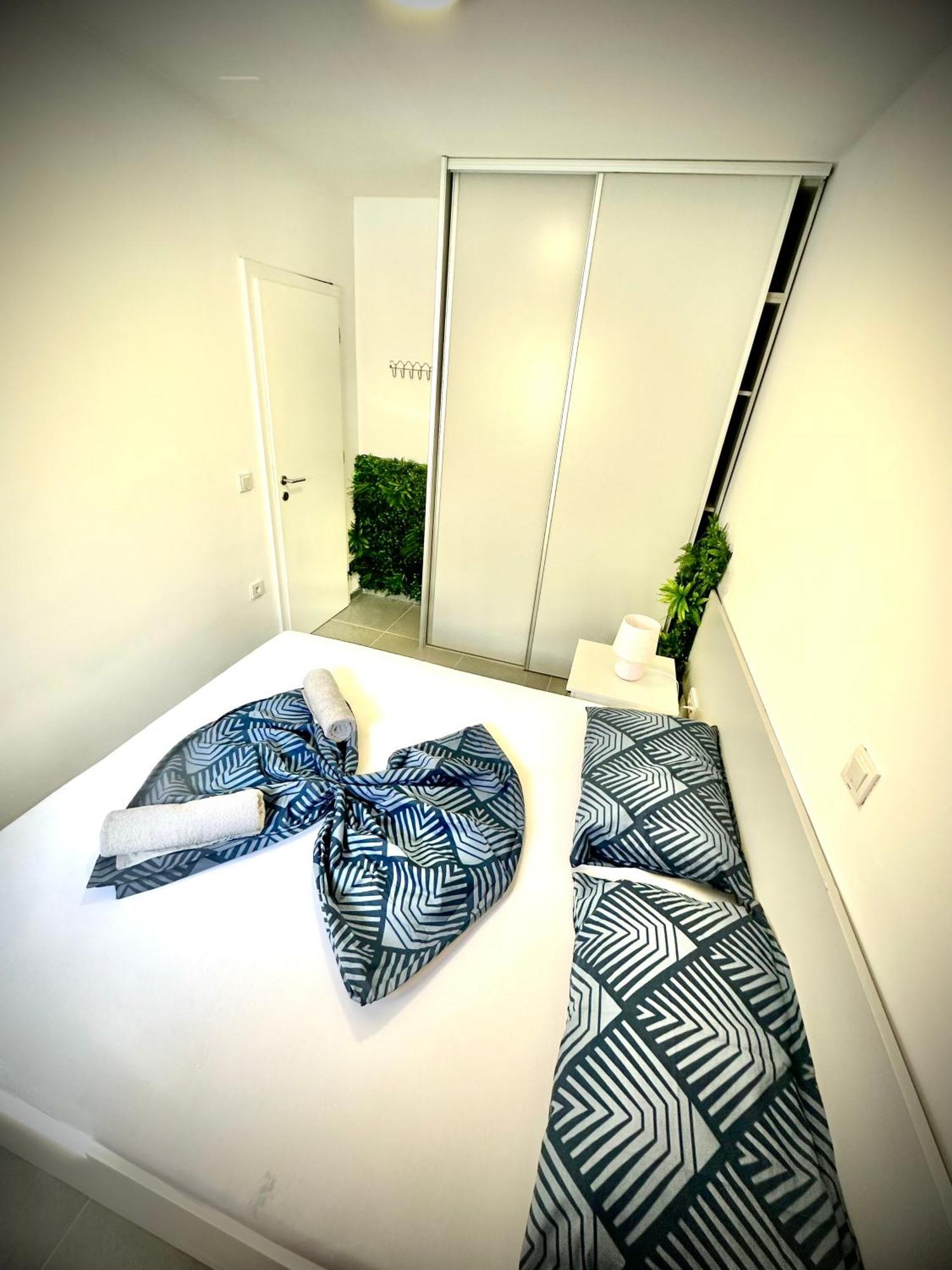 Vip Deluxe Apartment Arian Новалья Экстерьер фото