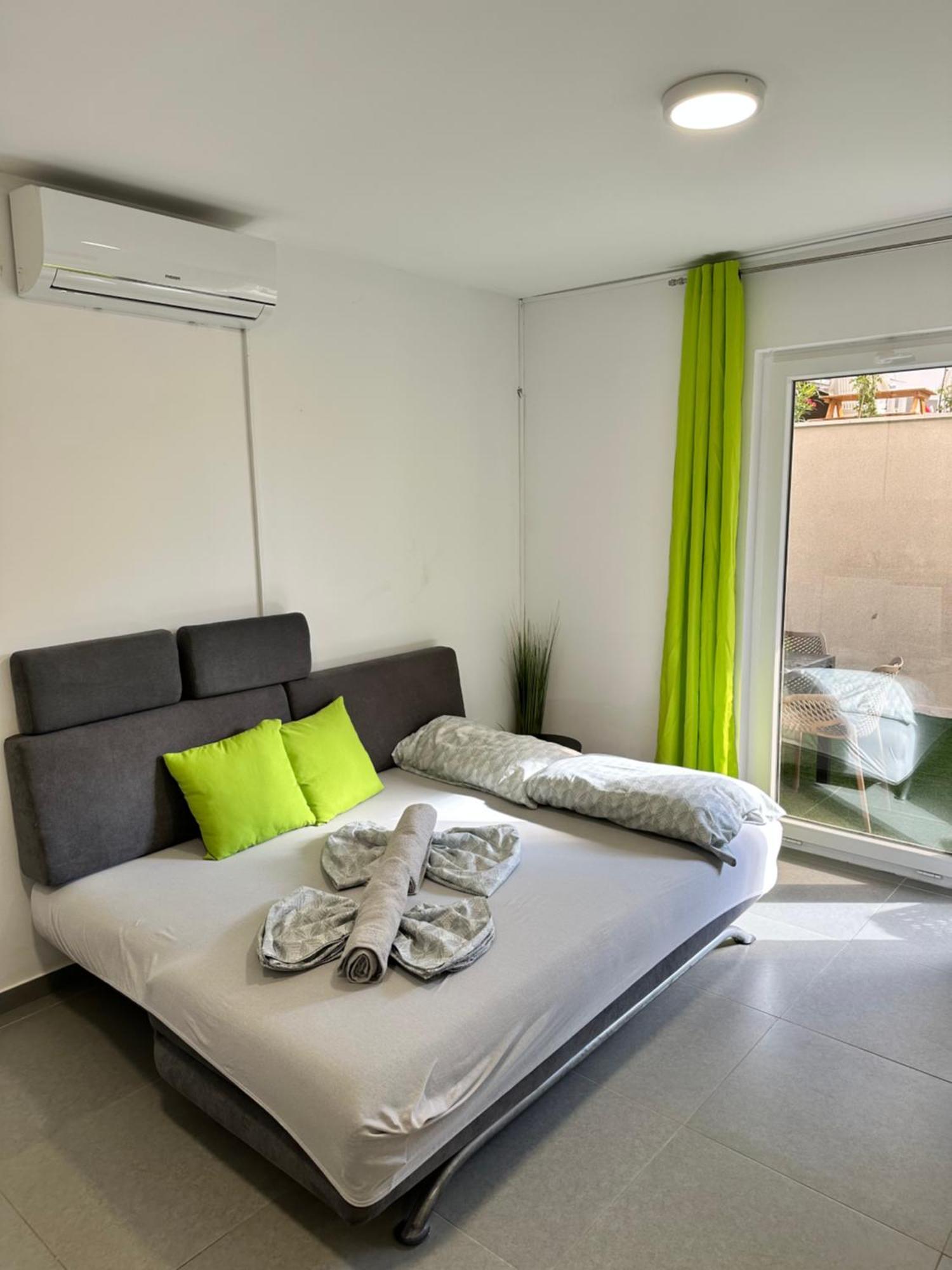 Vip Deluxe Apartment Arian Новалья Экстерьер фото